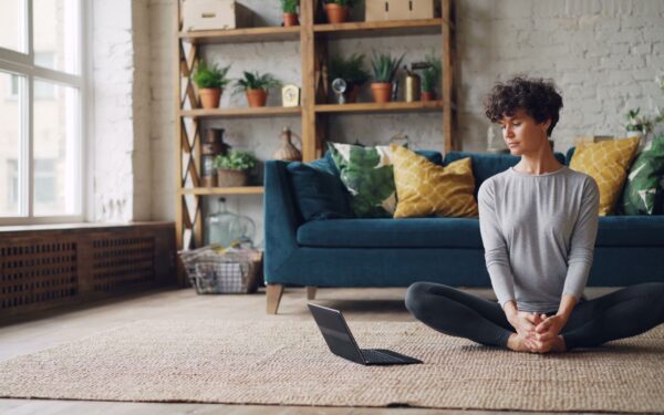 Enkel pustetrening for mindre stress: slik kommer du i gang på 5 minutter