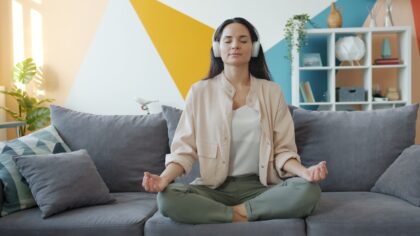 Enkle meditasjonsvaner i hverdagen som senker stress og gir bedre søvn