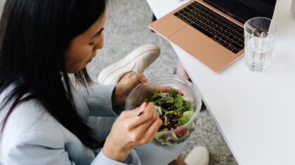 Mat og stress: små kostholdsgrep som roer kroppen i travle perioder