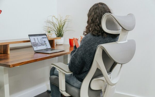 Sitt bedre, tenk klarere: en praktisk guide til ergonomisk stolbruk
