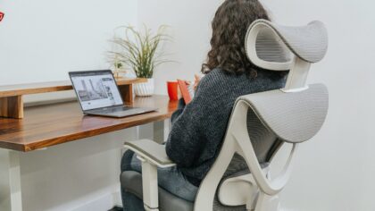 Sittesmart på jobb: slik justerer du kontorstolen for mindre smerter og mer overskudd