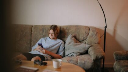 Små skjermvaner i ungdomsårene: praktiske rammer som gir mer ro i hode og kropp