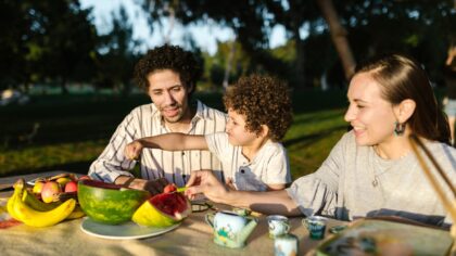 Sommerhelse for hele familien: små vaner som gjør varme dager tryggere og mer avslappet