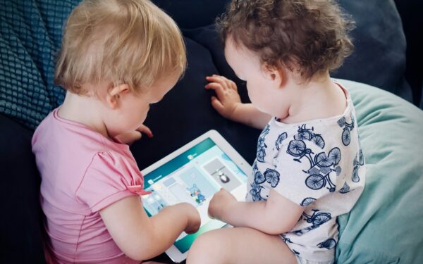 Trygge skjermvaner for små barn: en rolig start på den digitale verden