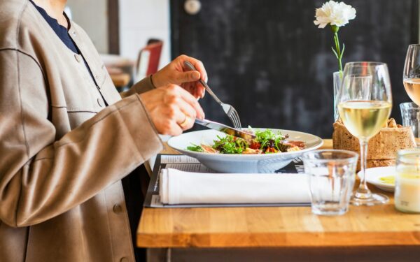 Mindful eating i praksis: slik kan du spise mer bevisst uten strenge regler