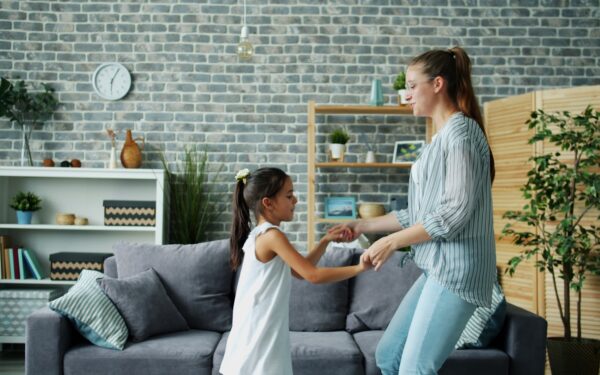Praktisk aktivitet i hverdagen: slik får du barn i bevegelse uten press