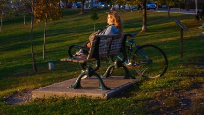 Rolig styrketrening i naturen: slik bruker du park og skog som treningsstudio