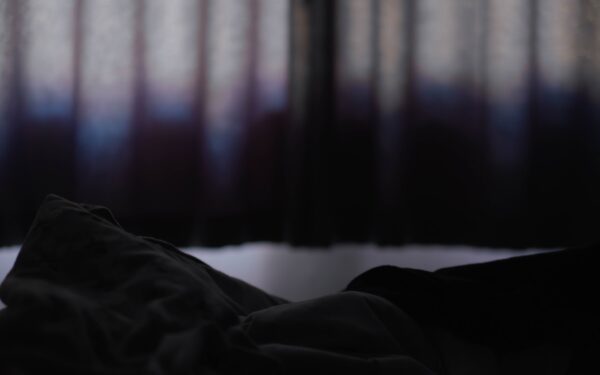 Søvnrytme i helgene: slik unngår du «sosial jetlag» uten å ofre kosen