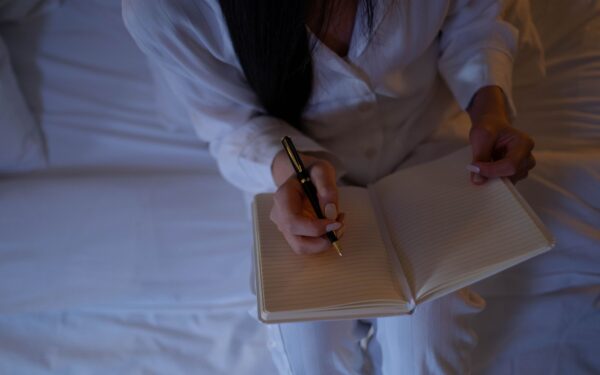 Stressfri morgen: små kveldsrutiner som gjør det lettere å sove inn i neste dag