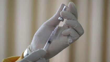 Hva gjør en vaksine med immunforsvaret? Her er forklaringen
